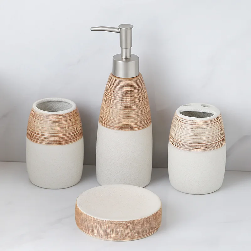 

Набор для умывания: керамический дозатор для лосьона, мыльница, деревянный держатель для туалетных принадлежностей, белый фон, комплект из четырех предметов для ванной комнаты
