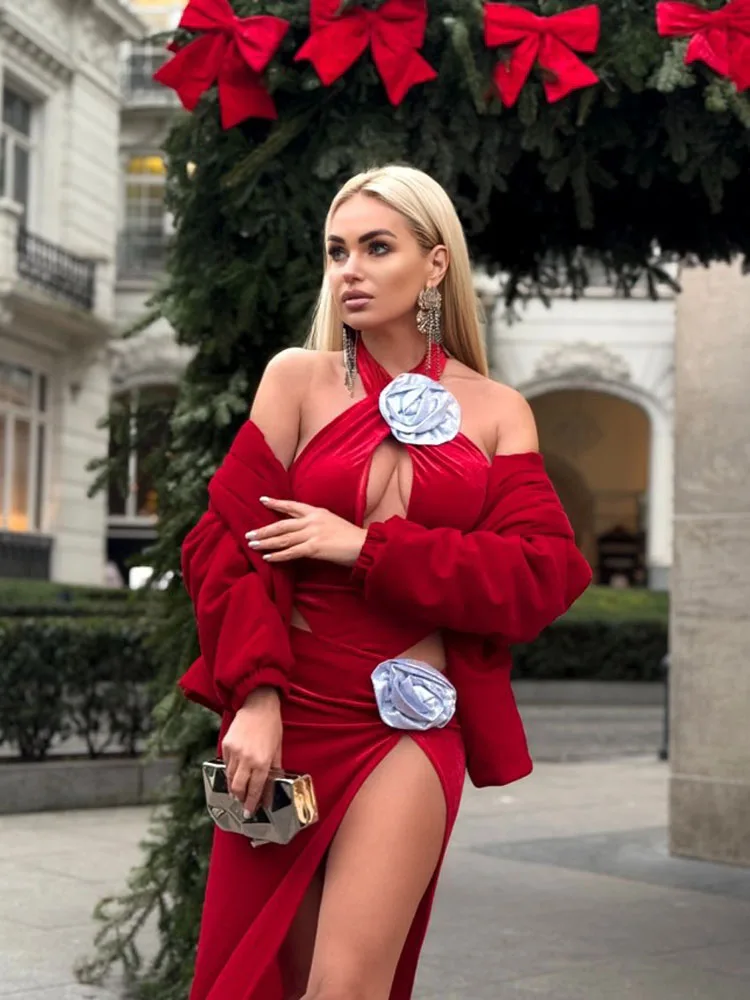 ثوب مخملي أحمر مثير - فستان طويل بفتحات مع زينة زهرة فضية وفتحة عالية