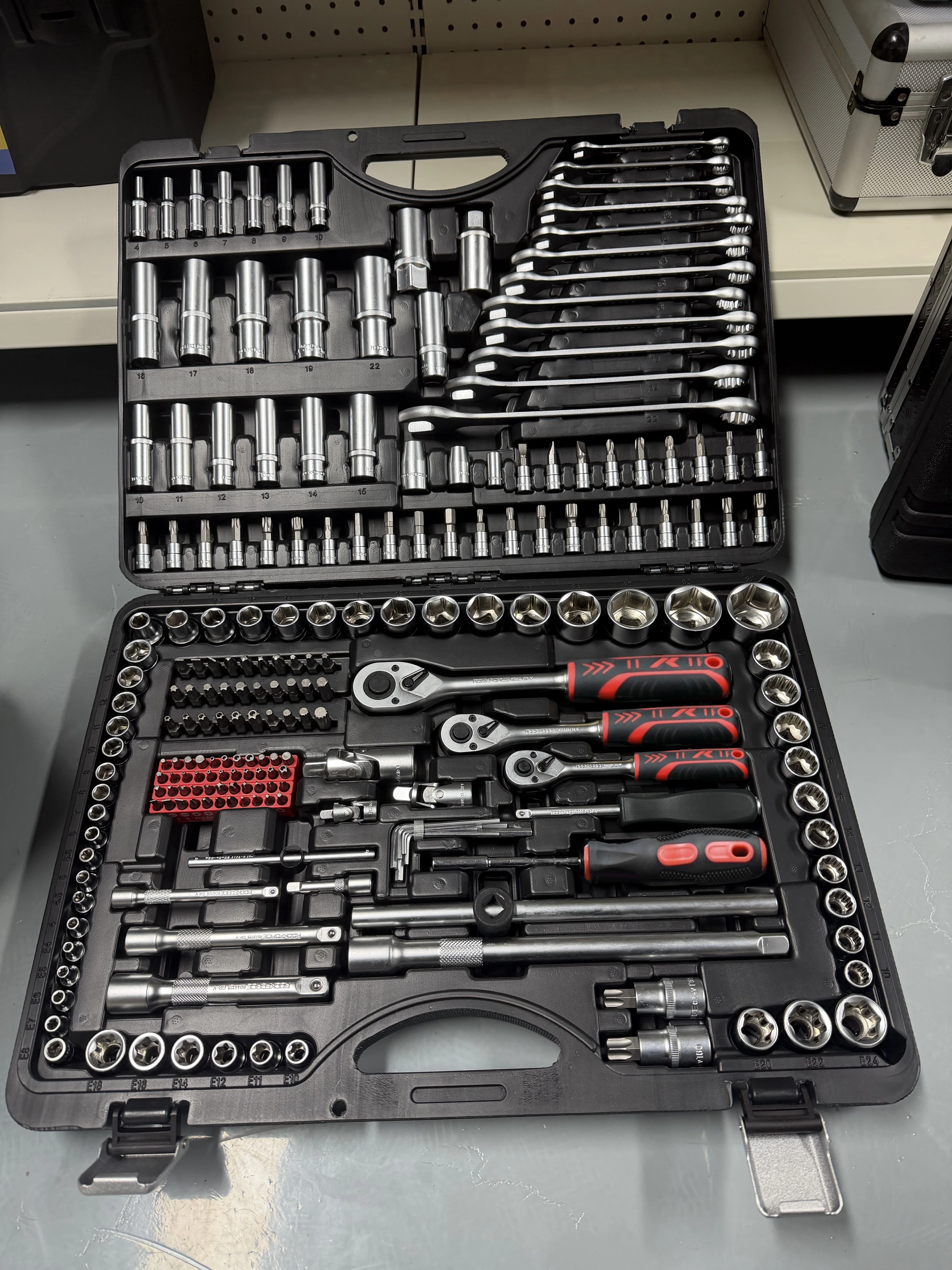 

108PCS Hand Tool Set Car Repair Tool Kit Motorcycle Repair Blow Mold Tool Case