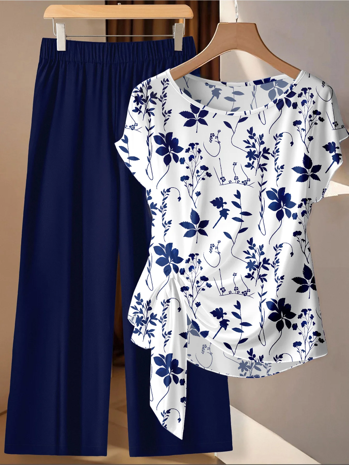 Conjunto de dos piezas de verano, cómodo y casual, para mujer, talla grande, top blanco con estampado de plantas, pantalones anchos de color azul marino.