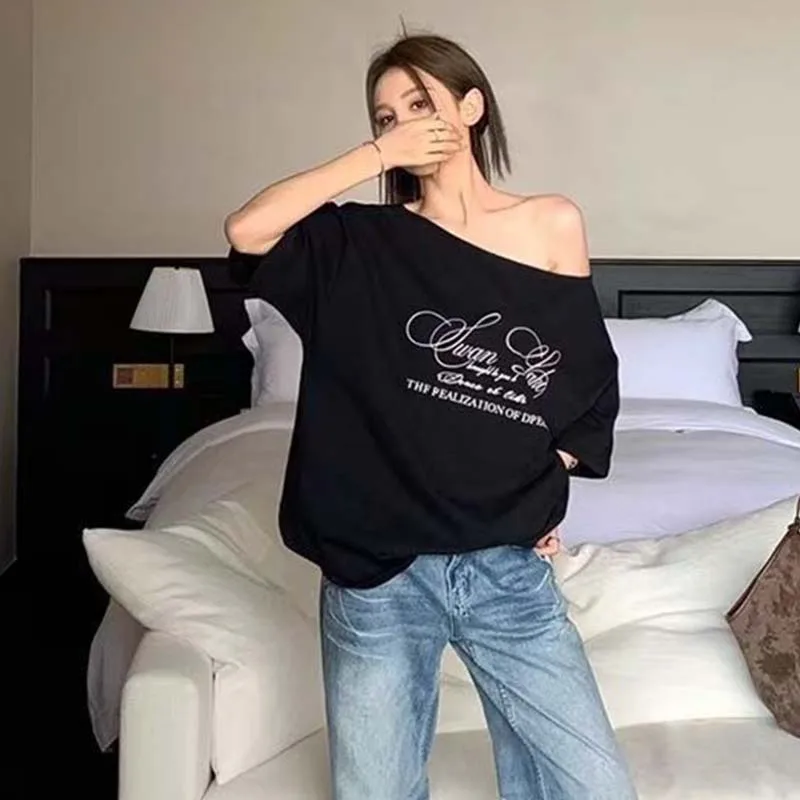 Camisetas con estampado de letras para niñas Y2K, camisetas informales de gran tamaño con un hombro, ropa de moda de verano para mujer, manga corta versátil