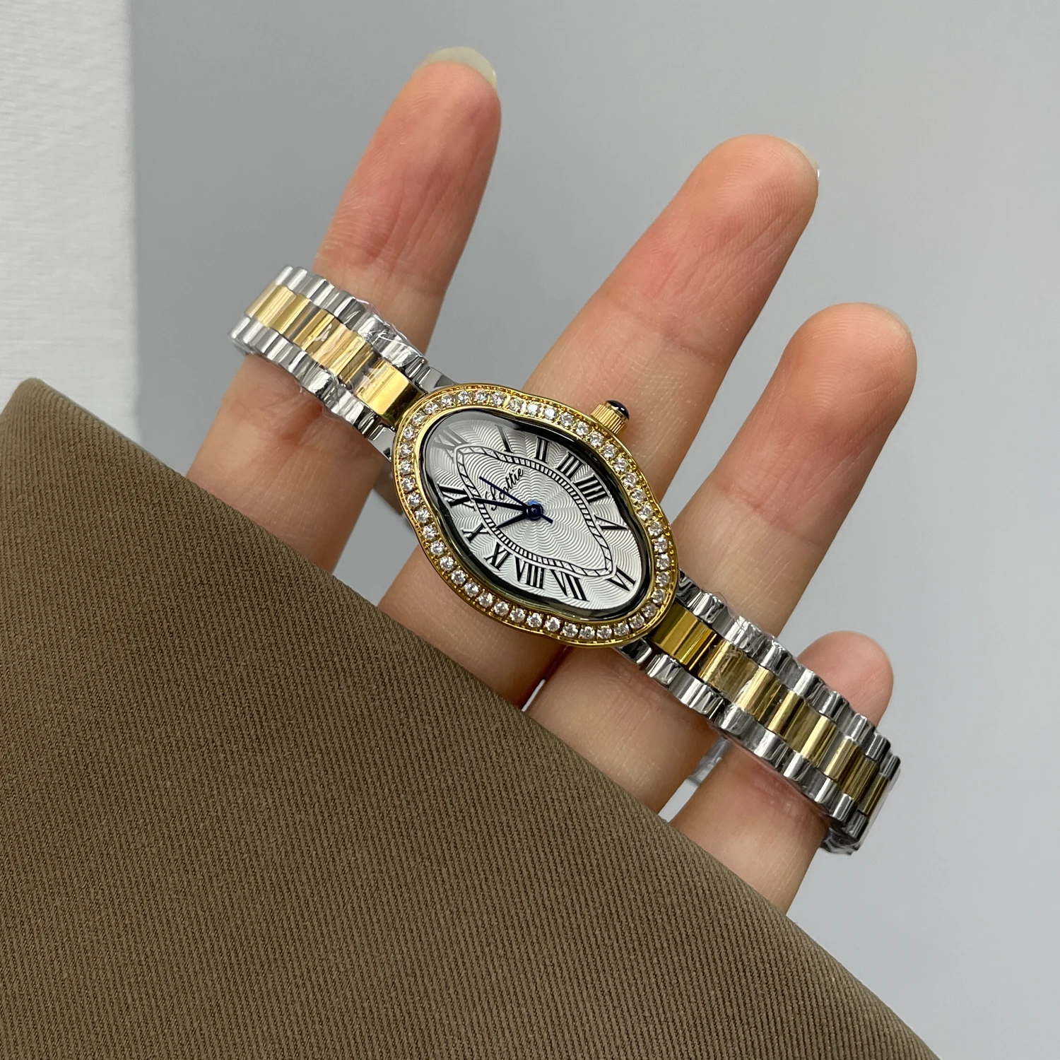 

Женские часы в стиле браслета 2026, новый стиль, высококачественные темпераментные повседневные модные художественные легкие роскошные золотые часы, женский подарок