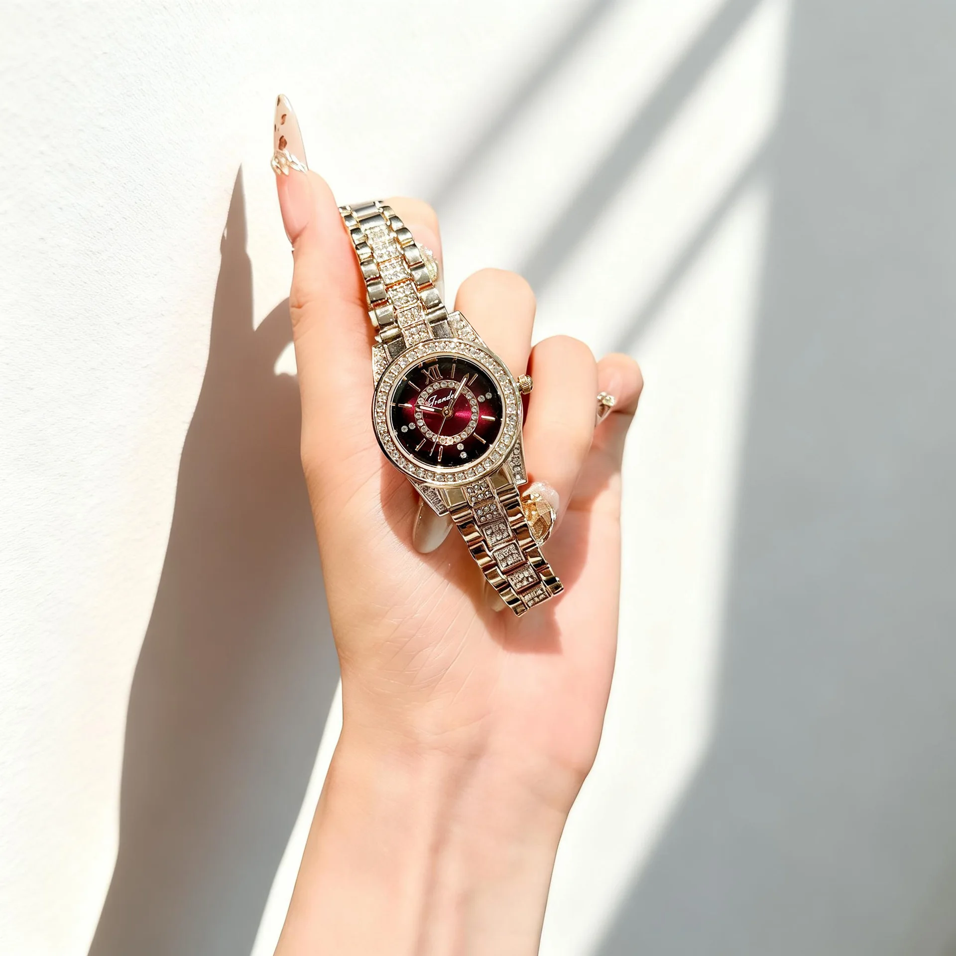 

Новые женские часы, стильные и изысканные кварцевые наручные часы для женщин, высококачественные отборные часы, модные кварцевые часы.