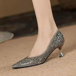 Damskie kociaki buty na wysokim obcasie świecące kryształy i czółenka na nitach damskie ze spiczastym noskiem Dress Party Tacones Femme Escarpins buty ślubne