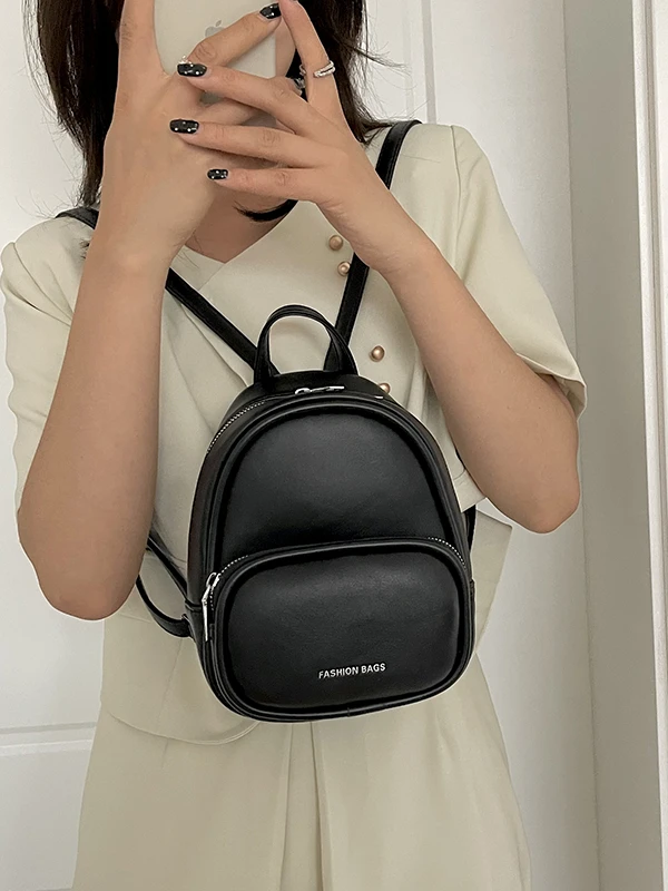 حقيبة ظهر صغيرة أنيقة للسفر للنساء، تصميم جديد لعام 2025، حقيبة لطيفة متعددة الاستخدامات بحمالتين، سطح ناعم وبطانة من البوليستر