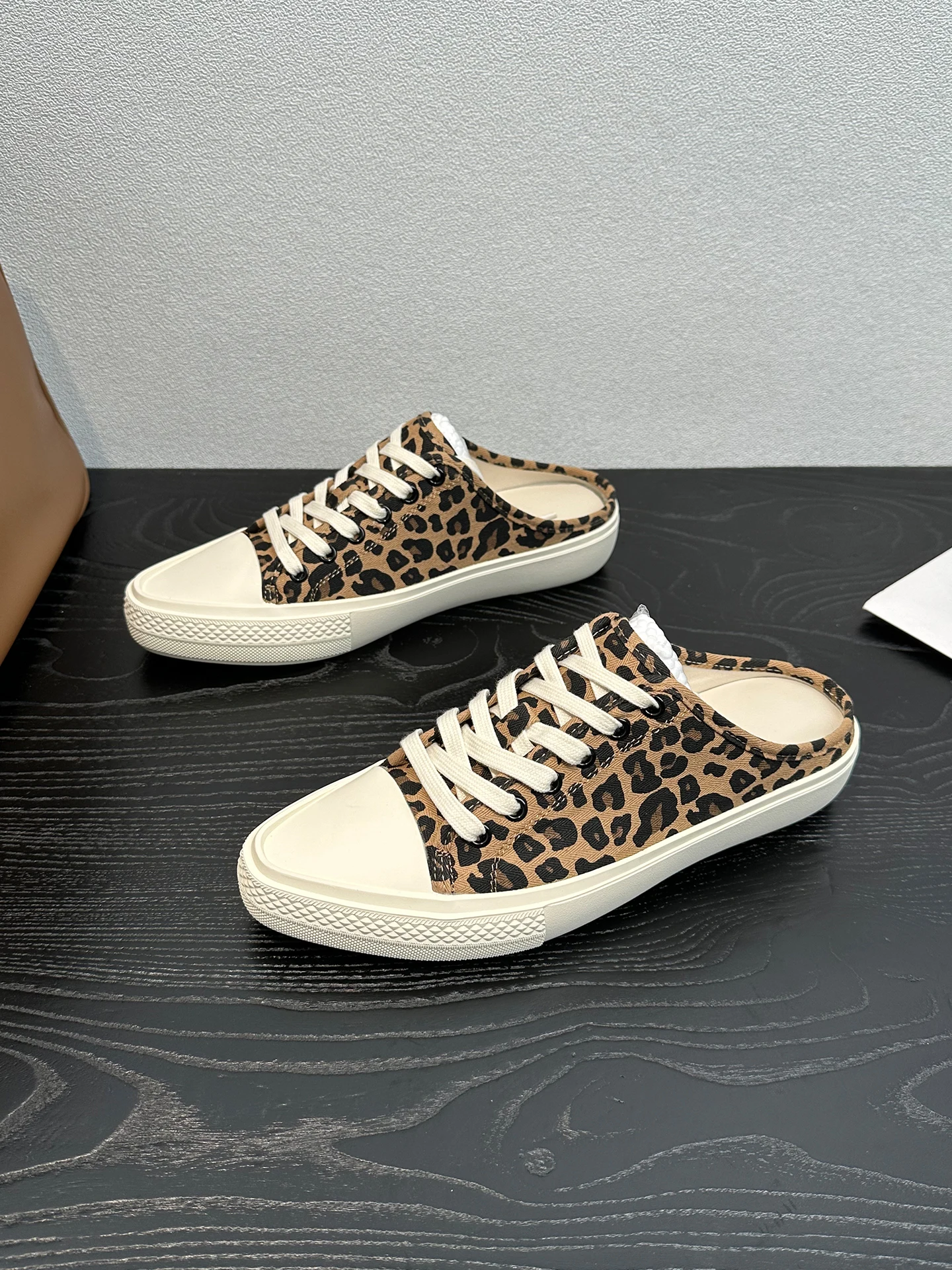 mules-en-toile-pour-femmes-a-talon-epais-et-bout-couvert-style-demi-chaussons-imprime-leopard-retro-bout-pointu-nouvelle-collection-ete-2026