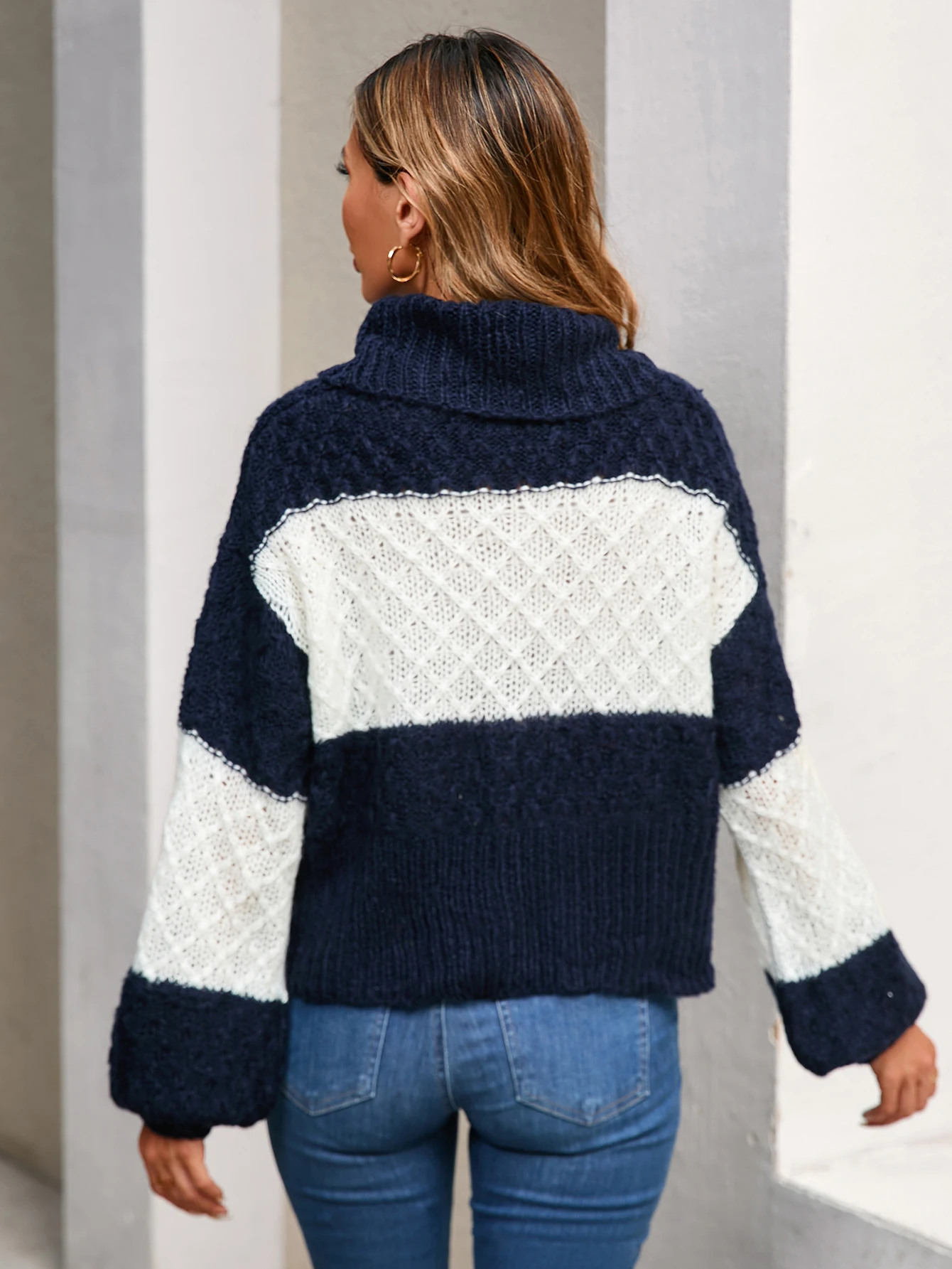 Europe and the United States cross-border new women's autumn and winter blue and white collage crew-neck sweater