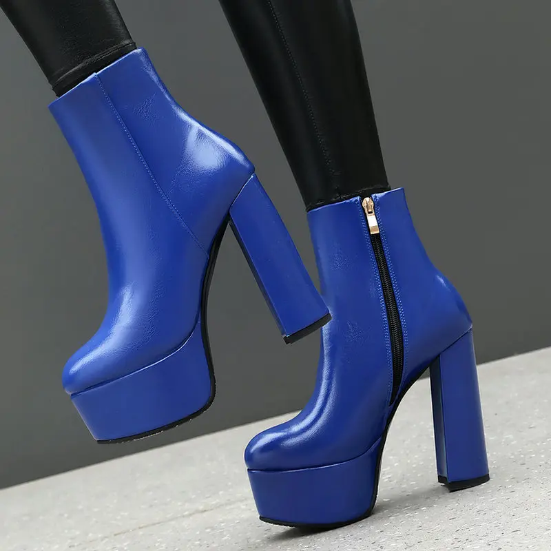 Trendige blaue Plateau-Stiefeletten mit klobigem Blockabsatz, dicker Plateausohle, Kunstleder-Obermaterial, auffällig für Partys und moderne Anlässe.