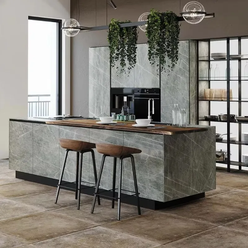 

Кухонный гарнитур из кальцинированного камня с островом и мойкой, в современном стиле, модульный, с высоким шкафом и встроенным холодильником