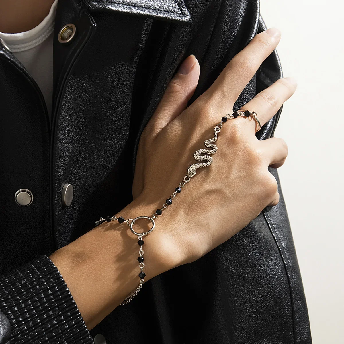 Fashion Punk Serpentine Sweet Cool Syndactylia Bracelet for Man and Woman Hip Hop Crystal Metal Bracelet Paty Jewelry Gifts