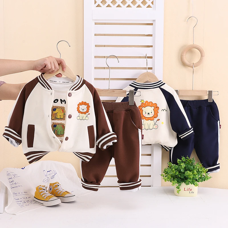 Niedliche Baseball- und College-Jacke mit Löwen-Cartoon-Motiv, 3-teiliges Set für Babys, Jungen, Baumwoll-Langarmshirt, Hose, Frühling/Herbst, 80-120 cm – Detail 1