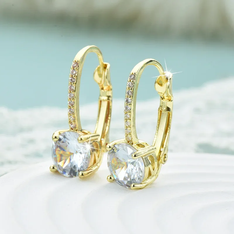 Nuovissimi orecchini con gancio per l'orecchio a quattro punte tempestati di diamanti in oro dal design di nicchia per donne alla moda e creative