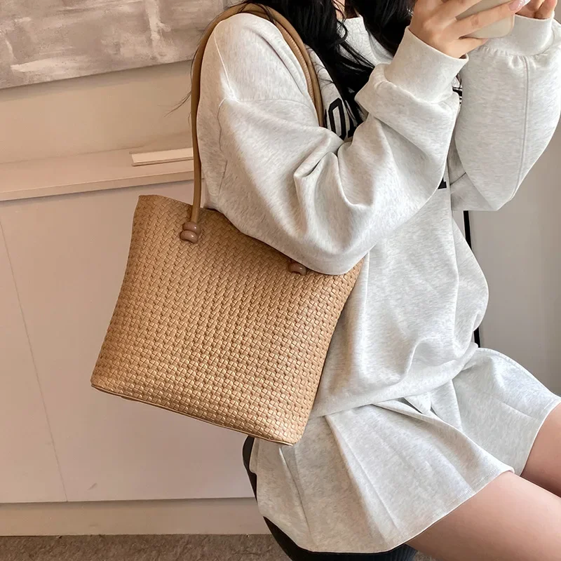 

Trendy Retro Tote Bag for Women Spacious Shoulder & Crossbody Design Elegant Work Handbag Suitable for Office & Casual Outings