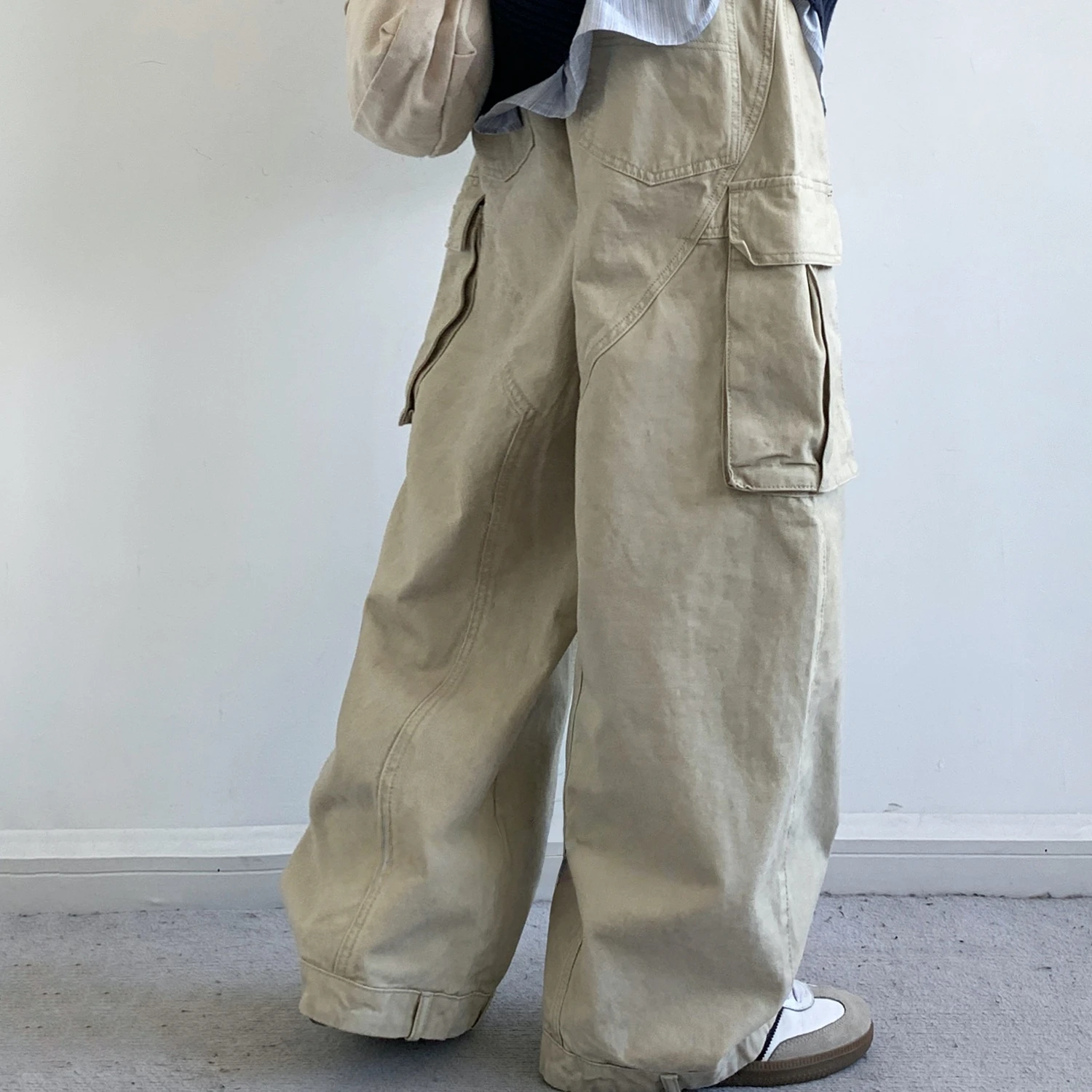 Unisexowe beżowe spodnie cargo w stylu japońskim z drapowaniem, prostymi nogawkami, wieloma kieszeniami, luźny krój, wysoka jakość, koreańskie spodnie męskie i damskie.