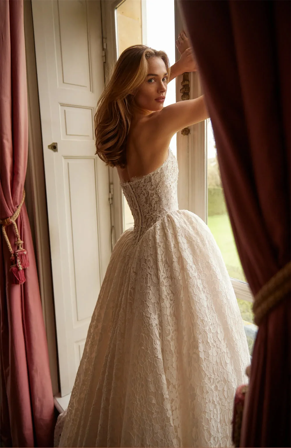 ชุดแต่งงานลูกไม้หรูหราแบบสั่งตัดจากโตเกียว สายเดี่ยว คอวี แขนกุด ซิปหลัง ทรงเอไลน์ สีขาว