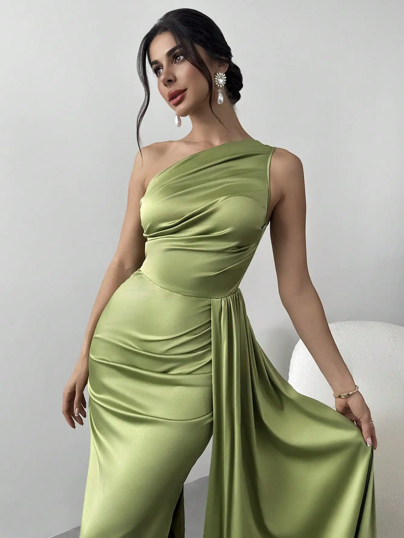 

Оливково-зеленое атласное вечернее платье на одно плечо с драпировкой и плиссированной юбкой