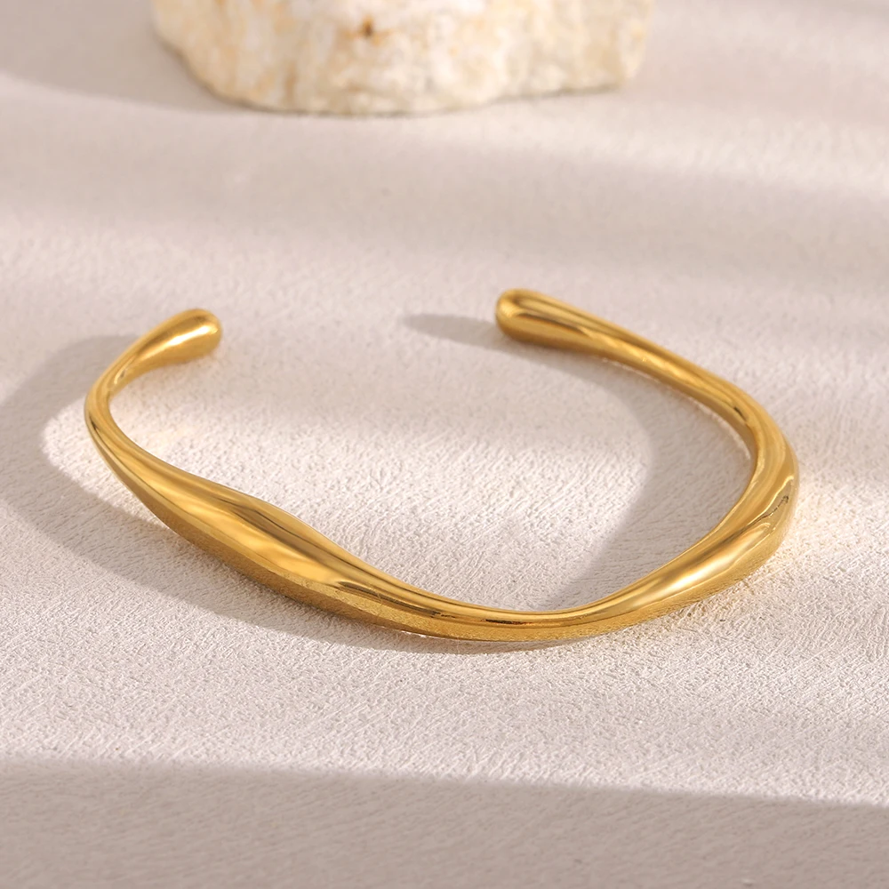 E.B.belle Neues, glattes, unregelmäßiges, gedrehtes Manschettenarmband, 18 Karat vergoldeter Edelstahl, minimalistischer Stil, Damenschmuck – Detail 3