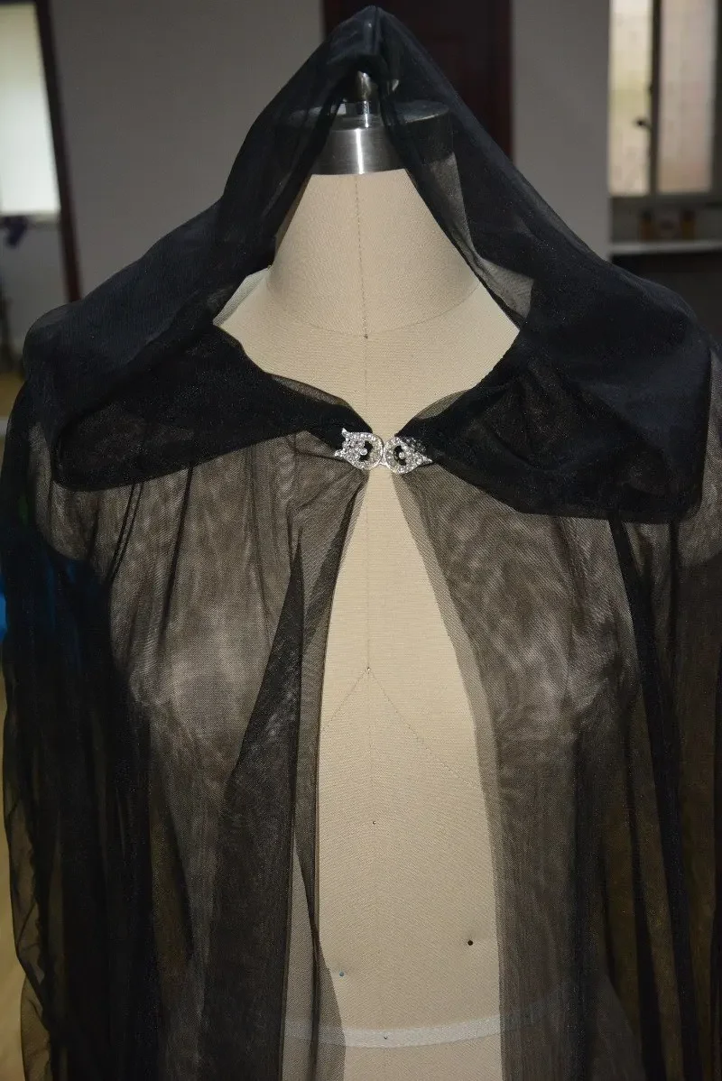 Cape de Mariée Tulle Noir Élégante pour un Mariage Unique - close-up view