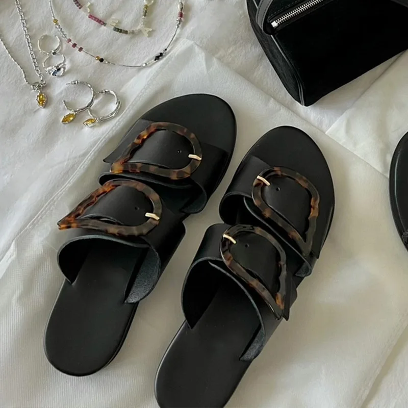 

2024 New Niche Roman Sandals for Women's Summer Flat Bottomed Large Buckle Genuine Leather Open Toe Sandals for External Wear