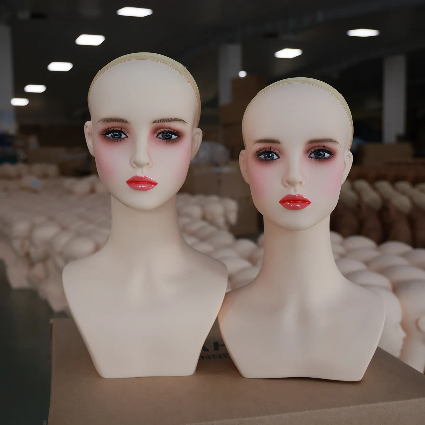 日本・韓国アニメ風ウィッグ展示用マネキンヘッド、コスプレウィッグ展示用マネキンヘッド（マウントホール付き）、ウィッグ店展示用