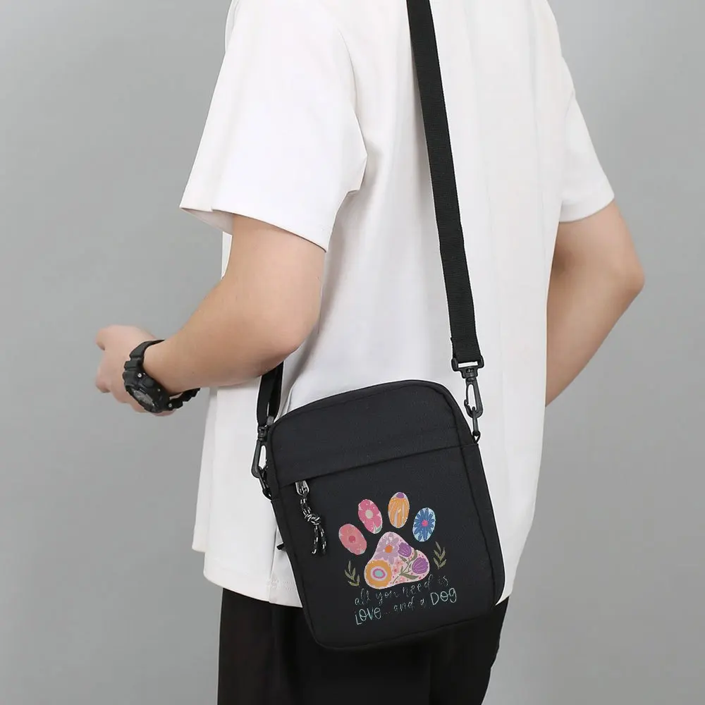 Sac bandoulière noir patte florale - usage example
