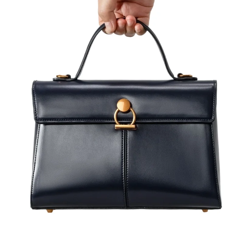 

Роскошная дизайнерская модная женская кожаная сумка с золотой пряжкой и квадратным клапаном, городской минималистичный стиль, однотонная, для повседневного использования, женская сумка-тоут