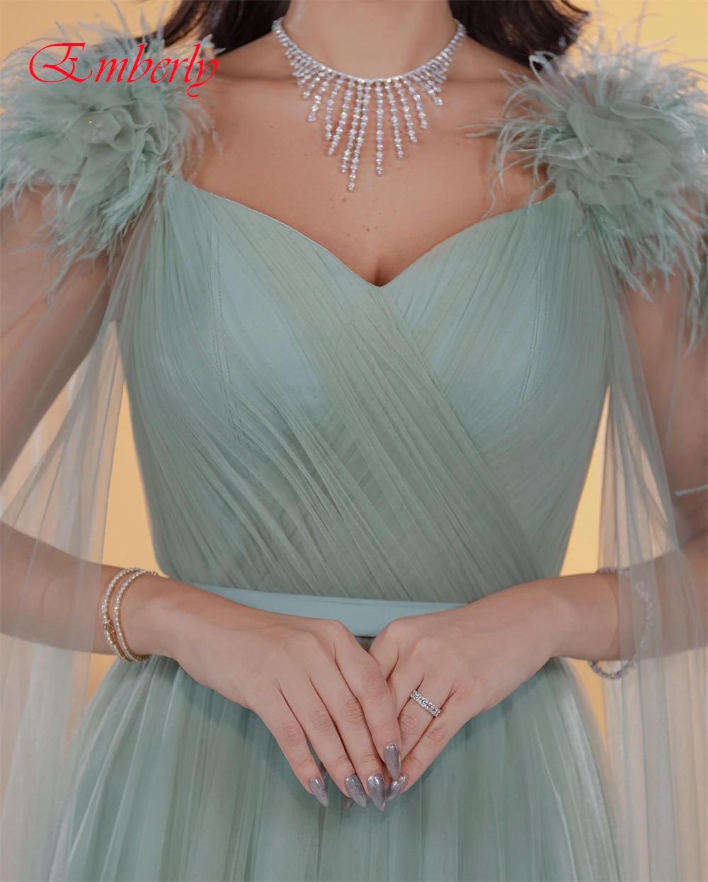 Vestido de noche elegante personalizado con cuello en V y exquisitos vestidos para ocasiones especiales de organza y vestidos de fiesta con plumas de temperamento