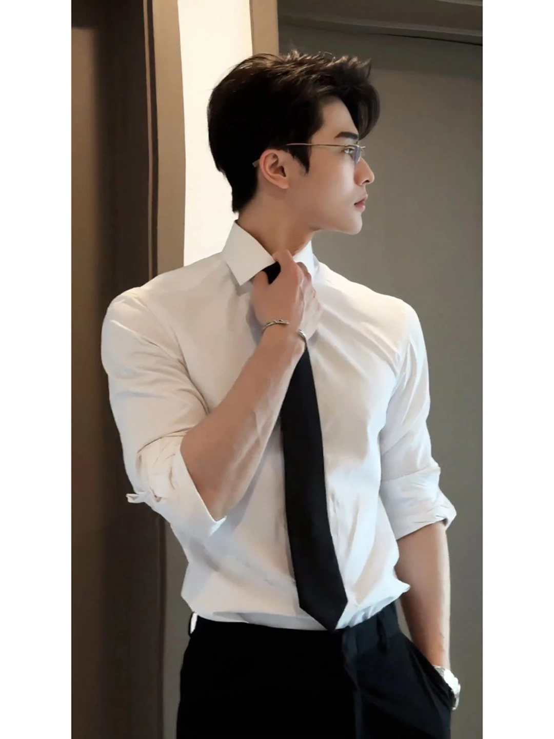 

Neapolitan White Long Sve irt Men's Korean Sle Suit Inner Wear Slim Fit Polyester Fiber Non-iron Treaent Autumn Wear