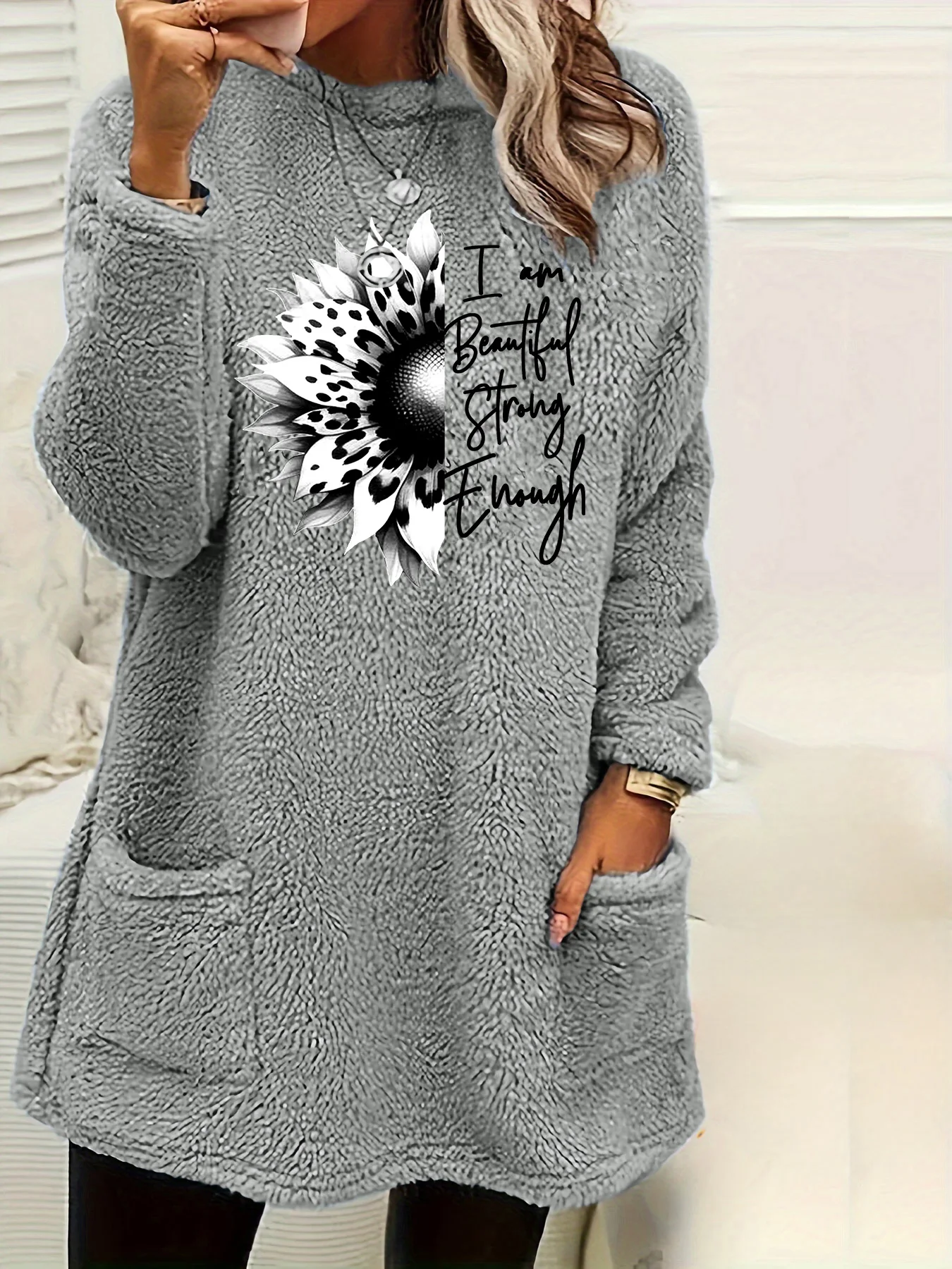 PLUS ขนาดผู้หญิงเสื้อกันหนาวขนแกะ Letter Leopard พิมพ์ดอกไม้รอบคอนุ่มเสื้อกันหนาวสบายๆฤดูหนาวเสื้อแขนยาว