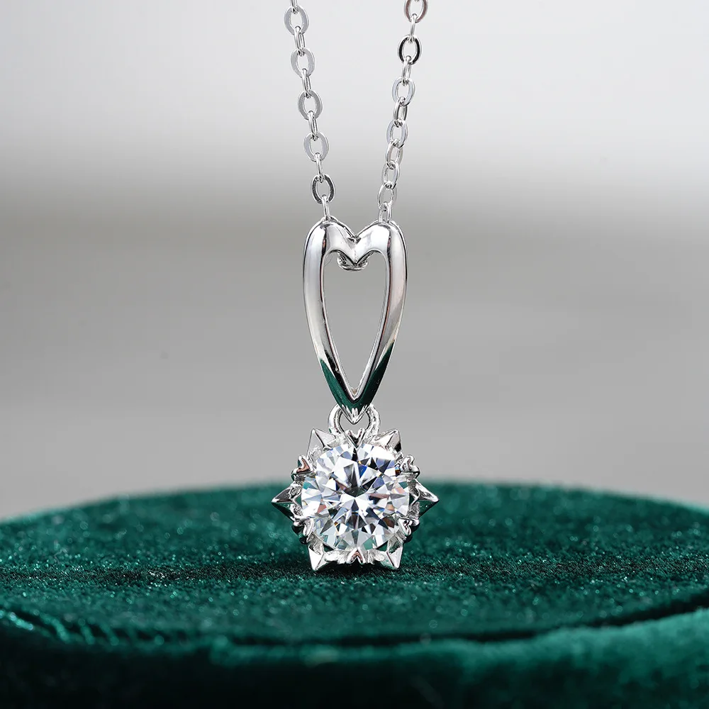 

18K Gold Collarbone Necklace Accessory with Japanese and Korean Diamonds, Versatile 1 Carat Snowflake Platinum PT950 Pendant