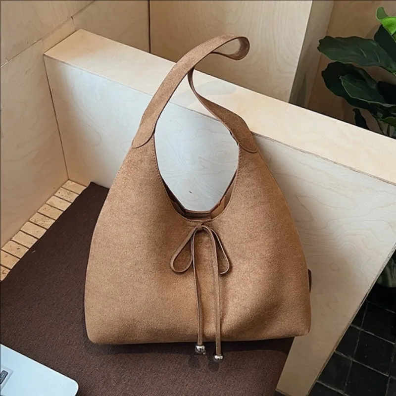 

2025 Fall Winter New Retro Chic Tote Bag for Women Large Capacity Designer Luxury Bag with Bow Detail Simple Shoulder Crossbody