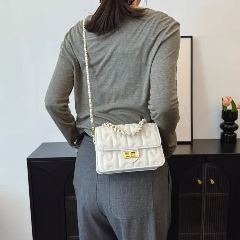 Bolsa crossbody luxuosa com corrente de diamante 2025 – mini bolsa de ombro moderna com trava para celular feminino e itens essenciais