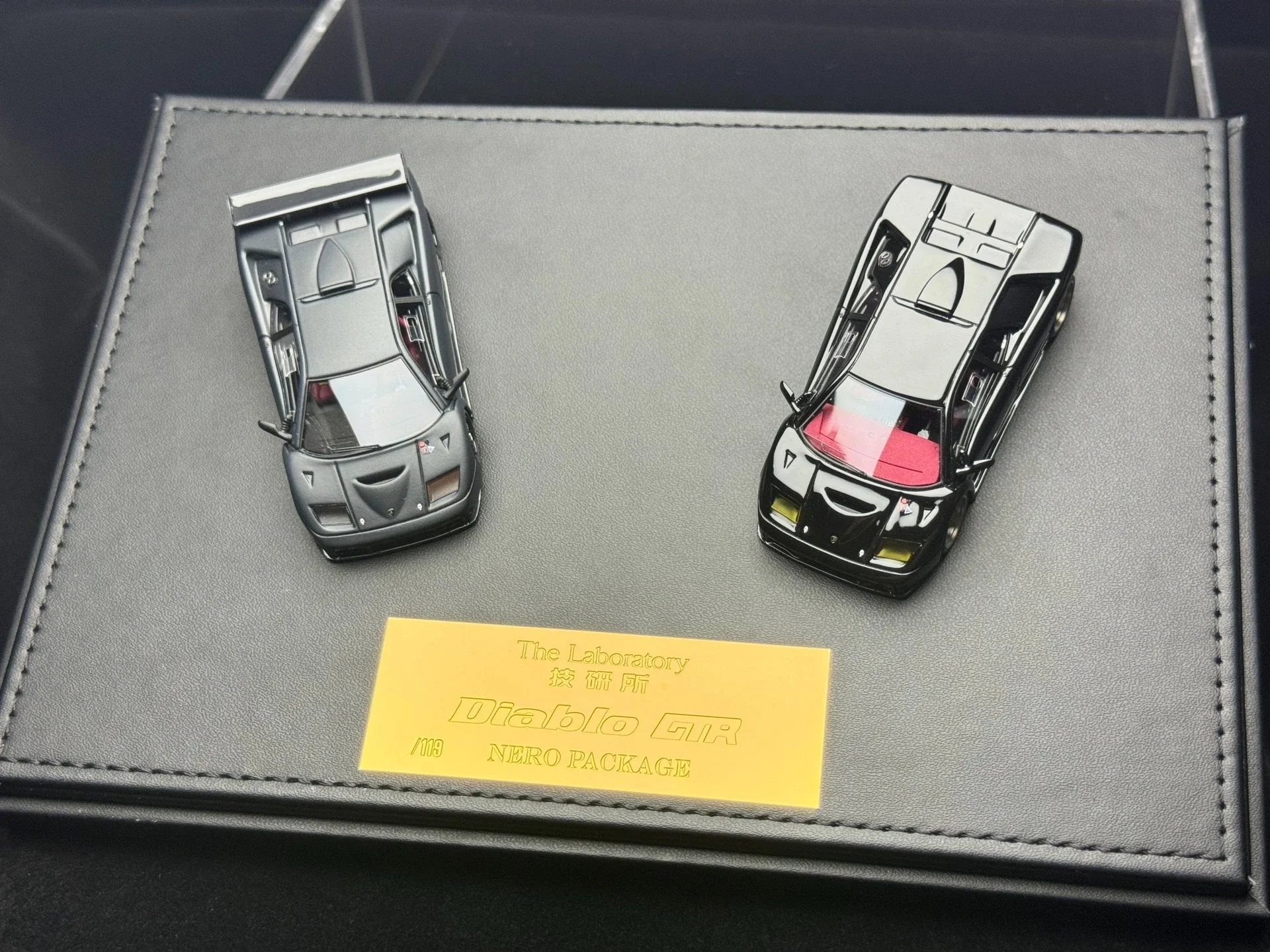 Zonzo Studio 1:64 Diablo GTR Dual Car Set Wycofany z produkcji Model Statyczny Samochodu z Żywicy i Metalu, Edycja Limitowana, Prezent