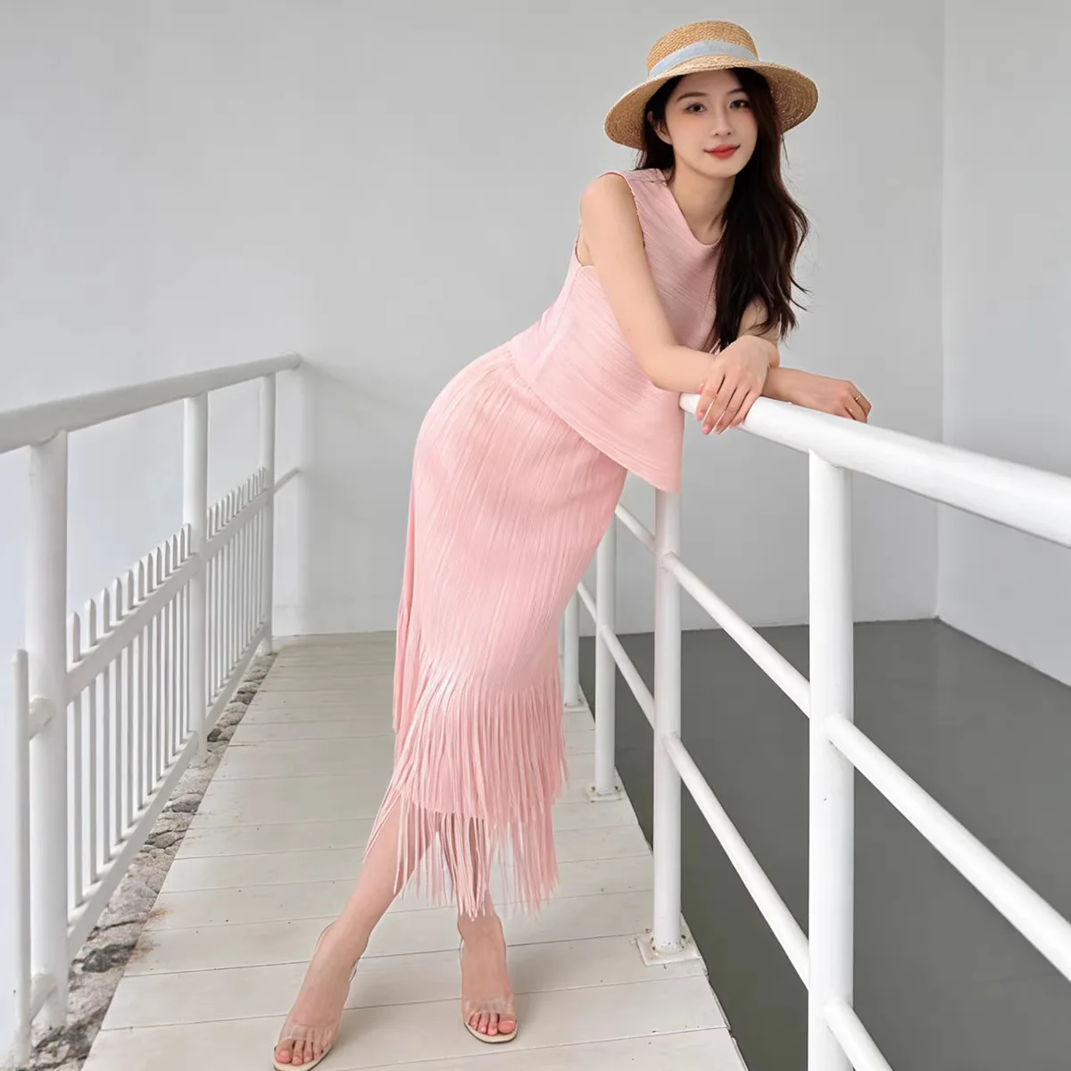 Miyake paired a complete set of a sophisticated, minimalist two-piece summer set featuring a sleeveless T-shirt and tassel skirt