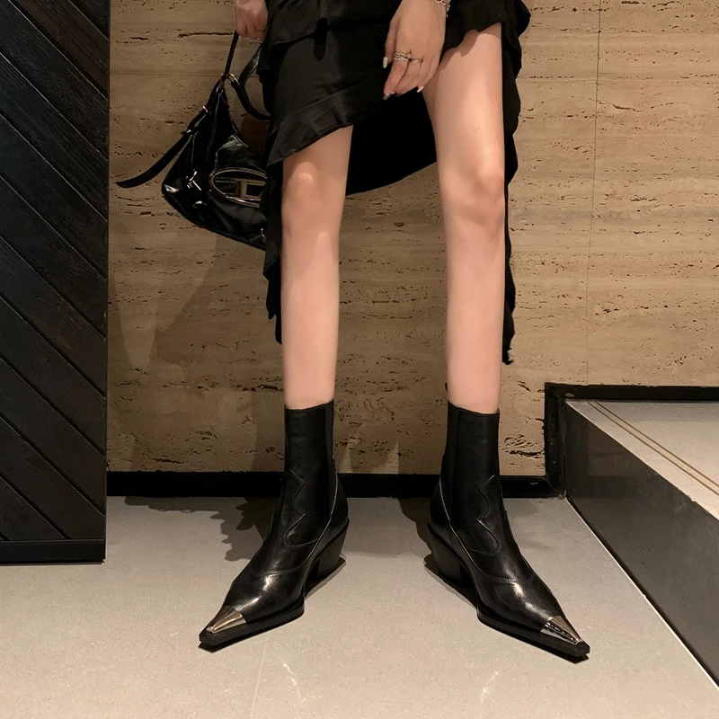 حذاء نسائي جديد من الجلد، جلد البقر، مقدمة معدنية، مقدمة مدببة، كعب سميك، كعب عالي، وساق، حذاء غربي قصير على الموضة