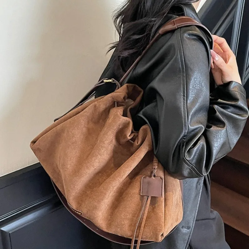 

1pcs Large Capacity Wrinkled Drawstring Crossbody Bag for Outdoor Travel Casual Vintage Commute Shoulder Bag