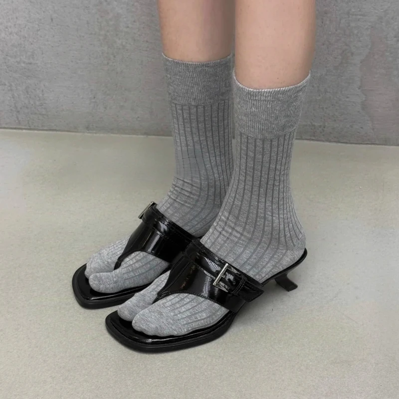 

Новые летние женские коричневые шлепанцы с квадратным носком на каблуке из натуральной кожи с пряжкой на ремне, женские уличные офисные повседневные тапочки в стиле ретро