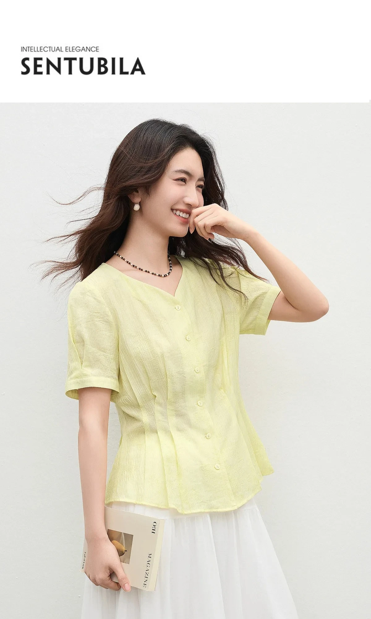 SENTUBILA Casual V-Ausschnitt Strukturierte Chiffon-Bluse für Damen 2026 Sommer Plissierte Taille Laternenärmel Hemd 162VA6625 – Detail 1
