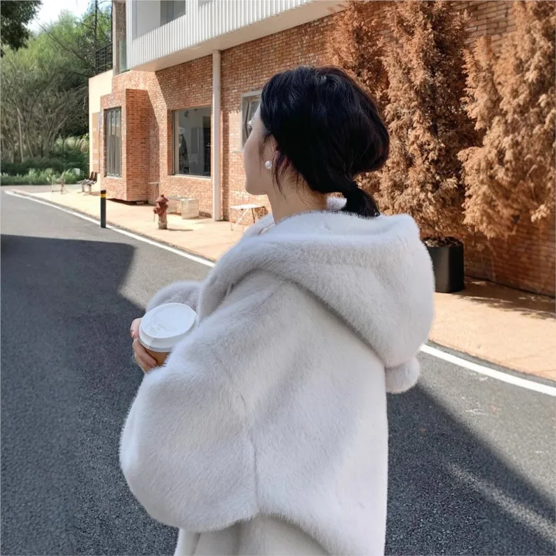 New long hooded women's fur coat with ball decoration and warm clothing