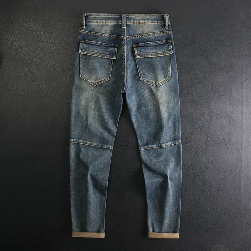 กางเกงยีนส์เย็บปะติดปะต่อสไตล์เรโทรระดับไฮเอนด์สําหรับผู้ชายที่มีกระเป๋าหลายช่อง ผ้ายืดมอเตอร์ไซค์ ทันสมัยและเข้ารูป กางเกงขาเล็ก