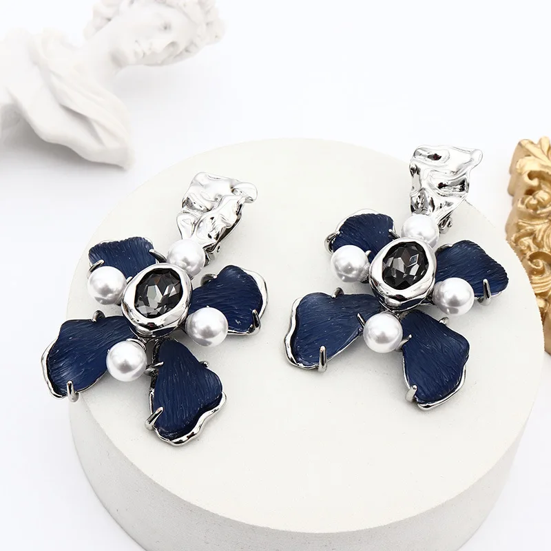 

Personalized inlaid texture flower pearl ear clip, ear hole free earrings