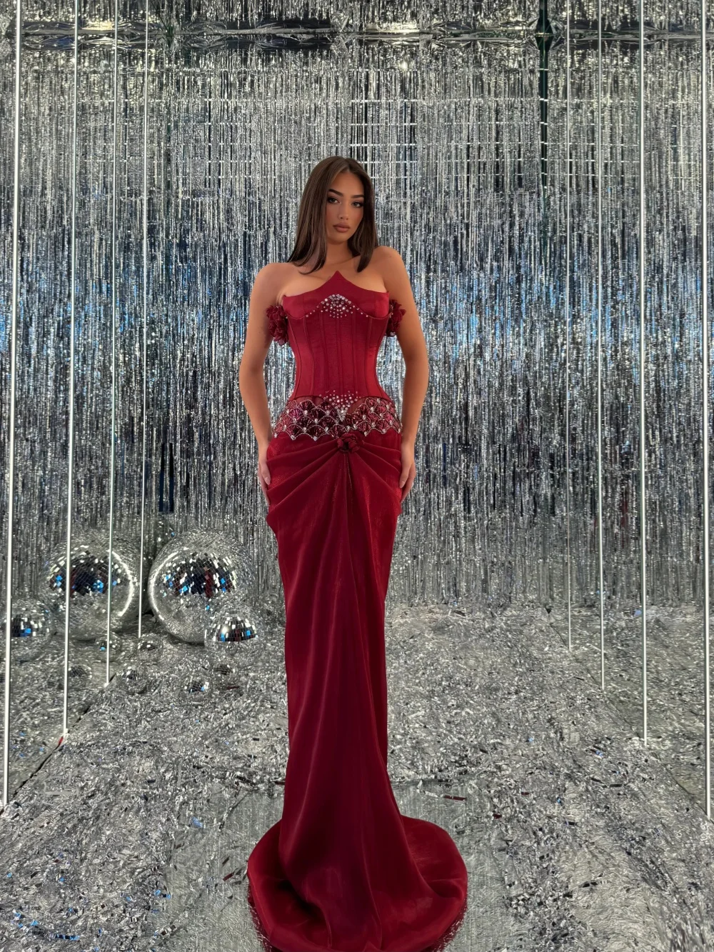 Burgunderrotes, perlenbesetztes 3D-Blumen-Abendkleid mit Korsett, langes formelles Partykleid aus Satin, maßgeschneidertes, trägerloses, elegantes Kleid für den roten Teppich