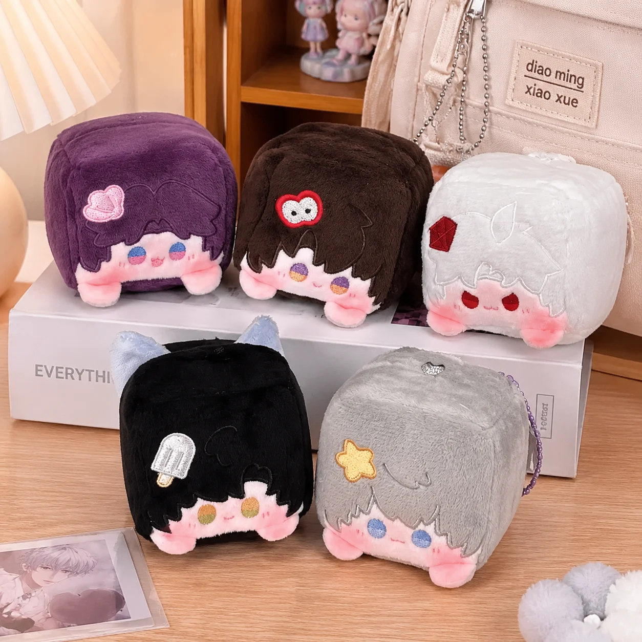 porte-cles-en-peluche-love-and-deepspace-squeeze-cube-adorable-personnage-en-peluche-pendentif-de-jeu-cadeau-pour-les-fans-de-jeux