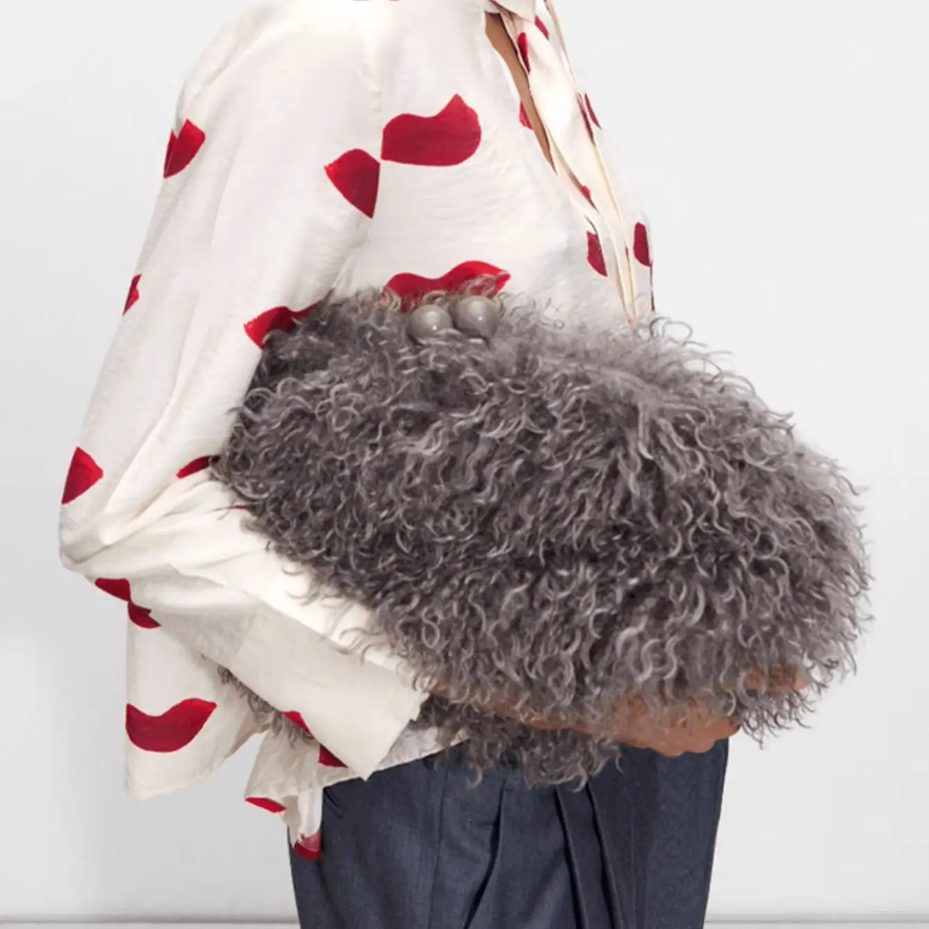 Damen Kunstfell-Kisslock-Clutch-Tasche Winter Warme Dunkelgraue Rote Flauschige Fell-Clutch mit Rahmenverschluss und Kettenriemen – Detail 2