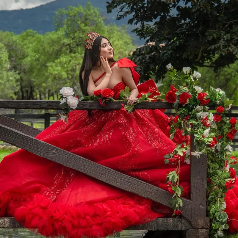 Maßgeschneidertes, schulterfreies Quinceanera-Kleid in glänzendem Rot, Tüll-Pailletten-Applikation, Rüschen, Schichtung, Schleife, Vestidos de 15 Quinceanera