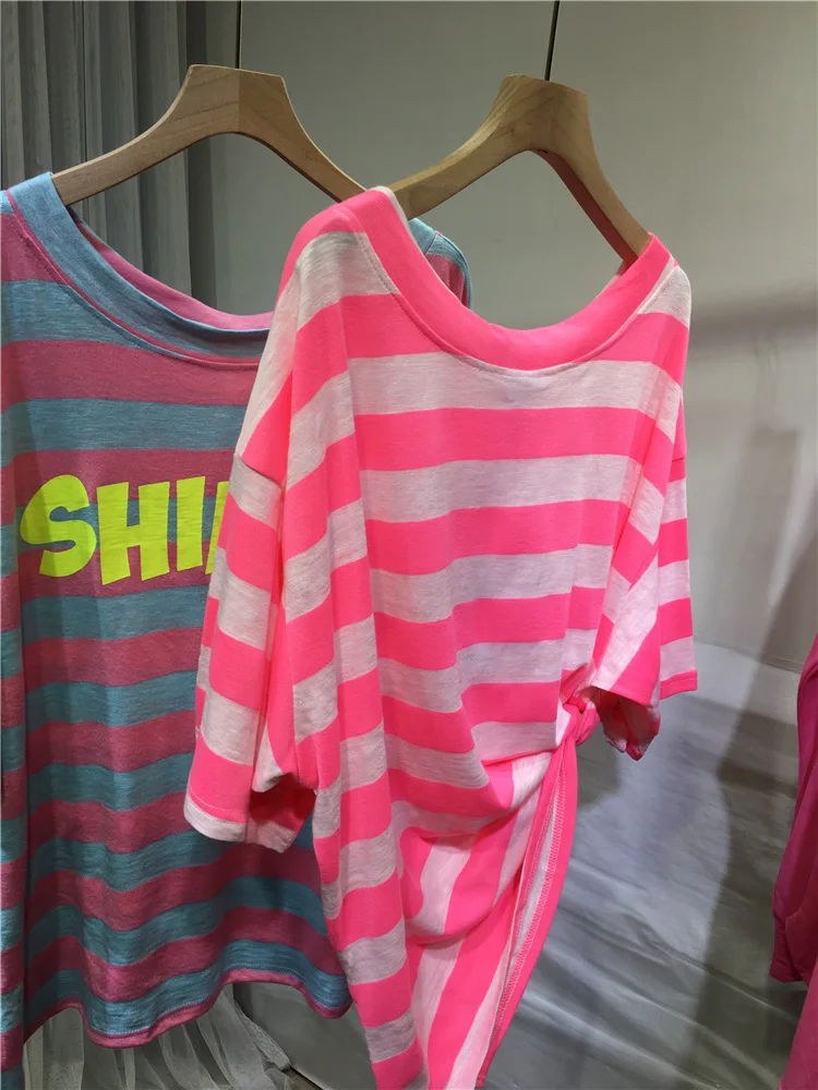 特大プリントレターカラーストライプ夏の新しい摩耗日焼け止めトップ薄い女性の半袖 T シャツ
