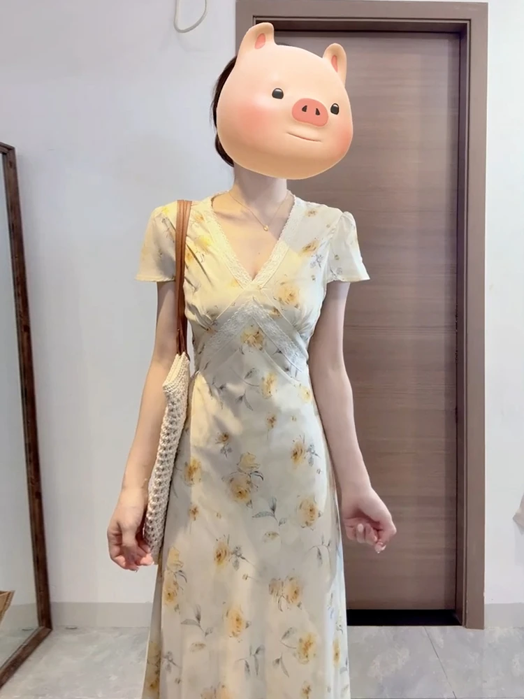 ชุดเดรสยาวลายดอกไม้สีเหลืองอ่อน รุ่นใหม่ประจำปี 2025 สำหรับผู้หญิง สไตล์ญี่ปุ่น สวยหวาน เหมาะสำหรับใส่ไปเที่ยวทะเลช่วงฤดูร้อน