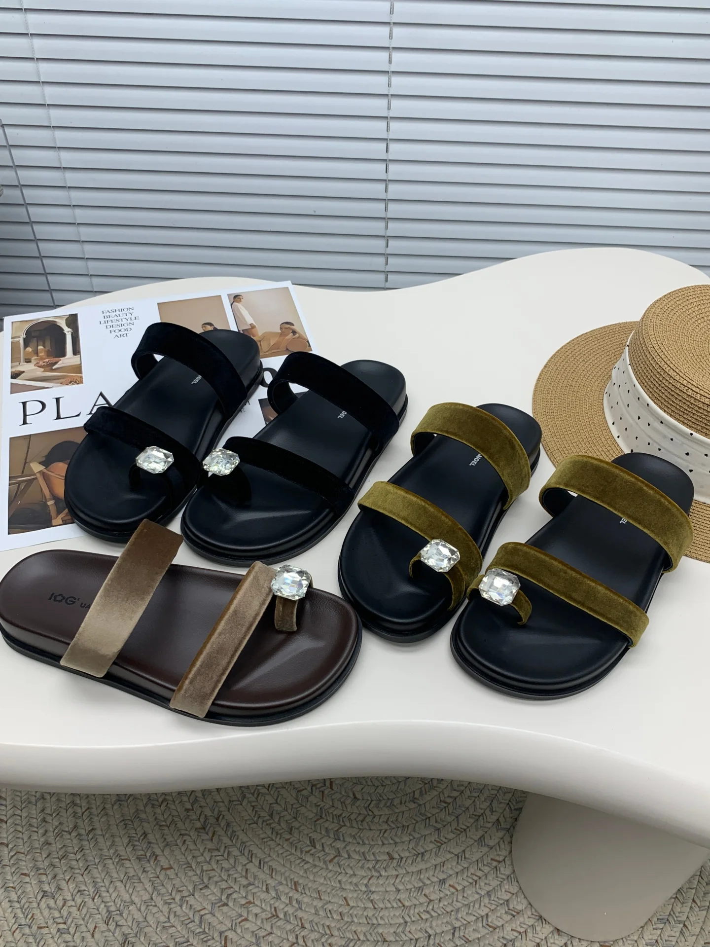 sandalias-de-mujer-de-terciopelo-dorado-con-diamantes-modernas-para-verano-uso-en-exteriores-2026-nuevas-con-suela-grue