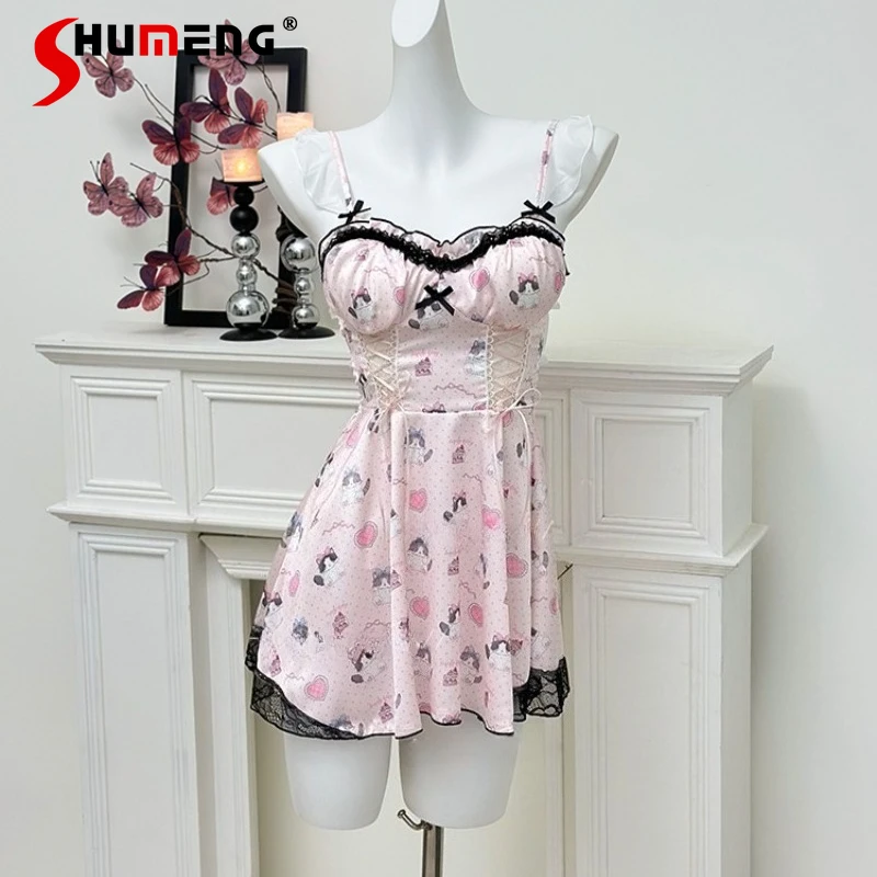 ชุดนอนลายดอกไม้หวานซึ้งพร้อมแผ่นรองหน้าอก ผ้าไหมซาตินเนื้อเย็น ชุดนอนเซ็กซี่ สไตล์บริสุทธิ์เย้ายวนใจสำหรับผู้หญิง