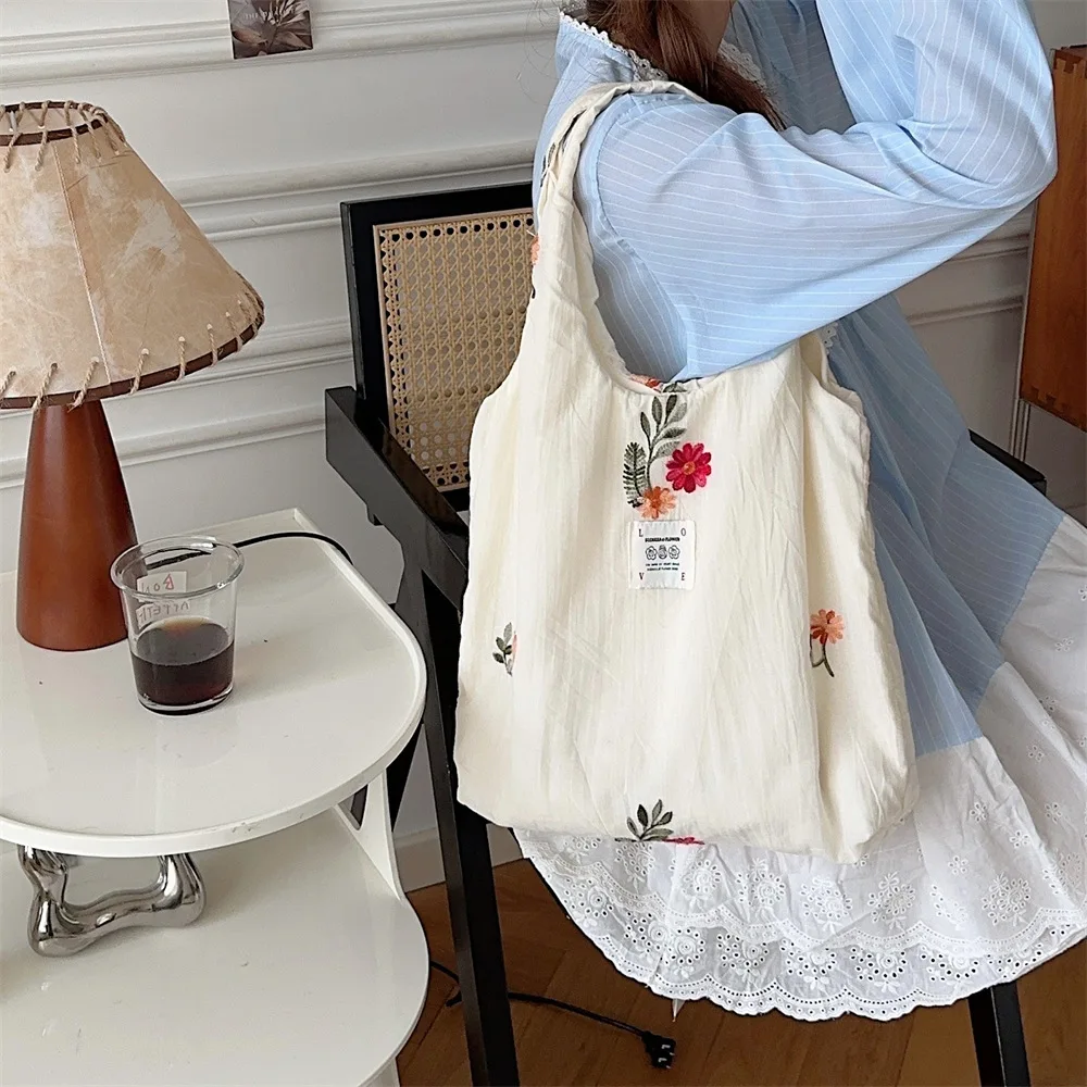 1 Piece Aesthetic High Capacity Tote Bag for Women Retro Floral Beige Color Messenger Bag for Girl Portable Canvas Storage Bag